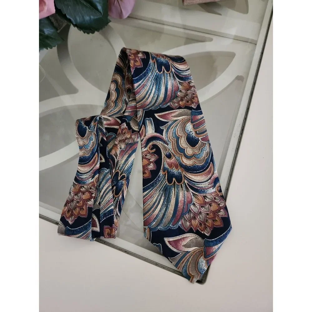 Vintage Boston Traders 100% Silk Men's Necktie‎ Blue Multicolor.